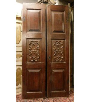 ptci524 - entrance door in walnut, 18th century, meas. cm l 122 xh 262     
