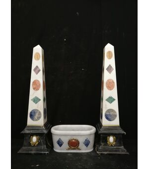 Elegante Trittico - Coppia di Obelischi e vaschetta centrale - Marmo di Carrara Statuario e marmo nero Portoro, ornamenti in bronzo dorato - Firenze