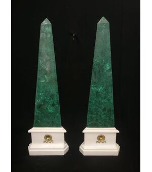 Esclusiva coppia di Obelischi a forma piramidale - Malachite e Carrara - H 71 cm