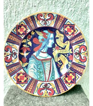 Grande piatto in maiolica a lustro con profilo femminile con cartiglio nel cavetto e decori geometrici divisi per campi sulla tesa.Gualdo Tadino.