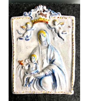 Formella devozionale in maiolica a decoro compendiario raffigurante Madonna con Bambino e angeli.Faenza.