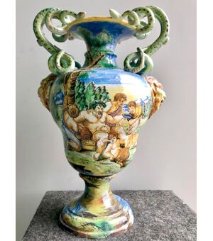 Grande vaso in maiolica a manici serpentiformi con decoro istoriato con baccanale.Manifattura di Angelo Minghetti .Bologna.