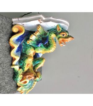 Mensola in maiolica con sostegno a forma di drago alato.Manifattura di Imola.