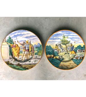 Pair of large majolica plates with historiated decoration.Manufacture of Ernesto Conti, Sesto Fiorentino.Tuscany.     
