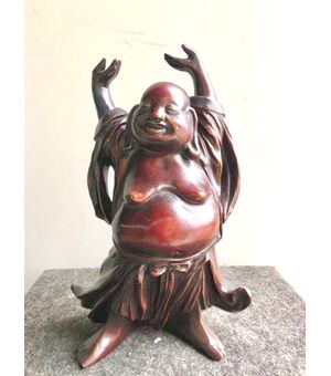Figura di Buddha in ceramica dipinta a imitazione del legno.Manifattura di Guido Cacciapuoti,Milano.