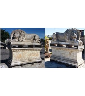 Coppia di leoni in marmo  con basamento