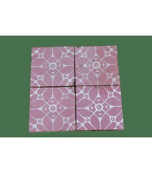 Maioliche con fondo rosa e disegno geometrico