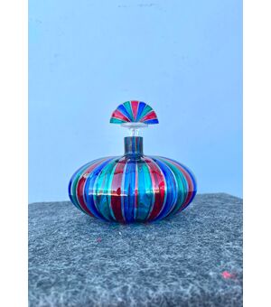 Bottiglia in vetro soffiato con fasce multicolori verticali.Murano.