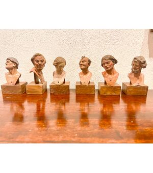 Serie dì 6 teste dì statuine da presepe napoletane in terracotta dipinta con occhi in vetro montate su base lignea.