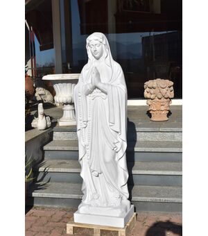 Statue depicting the Madonna in white marble     