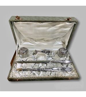 DESK SET IN EMBOSSED SILVER - LIBERTY     