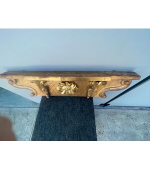Mensola applique in legno intagliato e foglia oro con decoro rocaille e floreali.