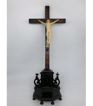 Magnifica croce del XVIII secolo con tartaruga e finiture in cromo in avorio