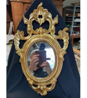 Carved and gilded Emilian oval frame from the 18th century     