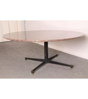 Modern 1950s living room table in brass and pink granite! with a unique mid-century Italia design