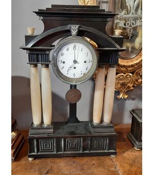 Clock in ebonized wood and alabaster