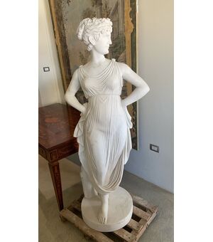 Statua in marmo bianco  di Carrara raffigurante una figura femminile