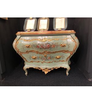 Venetian chest of drawers     
