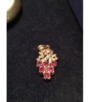 18 k yellow gold pendant depicting a bunch of grapes, with diamonds and rubies