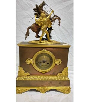 Orologio da tavolo in bronzo dorato e brunito epoca Napoleone III Francia