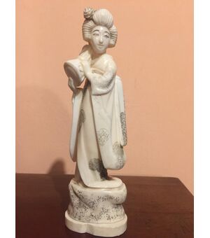 Ivory statuette depicting an oriental woman