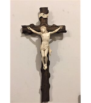 Crucifix in ivory from the mid 19th century.