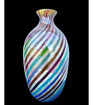 Vaso in vetro incamiciato con spirali policrome,ossidi metallici e iridazione.Murano,Firma Cenedese.