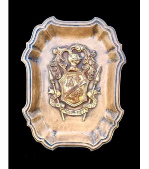 Vassoio in terracotta con lo agire e stemma in rilievo con dettagli dorato.Manifattura Zaccagnini.Firenze.
