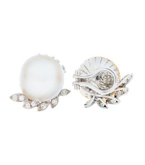 Orecchini in oro bianco con perle Mabè e piccoli diamanti