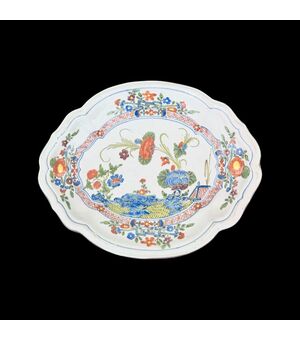 Piatto in maiolica di forma ovale con decoro orientaleggiante al ‘garofano’.Manifattura Ferniani,Faenza.