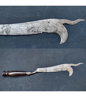 Raffinato utensile da vignaiolo in ferro forgiato ed inciso