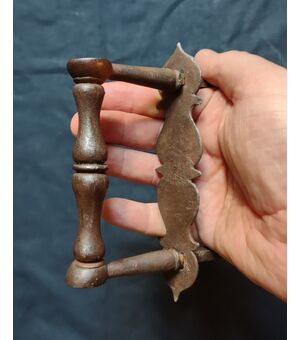 Bella maniglia di porta in ferro forgiato XVII secolo