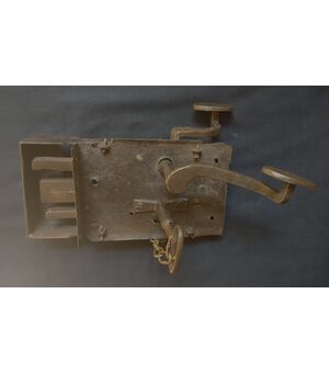 Serratura di porta a cassetta con chiave originale sec XVII
