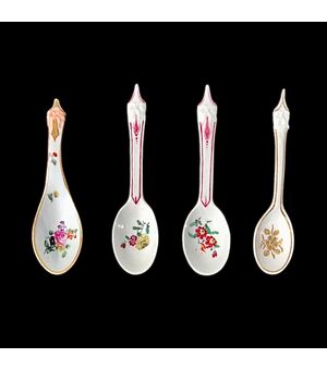 Quattro Cucchiaini in porcellana con decori floreali e mascheroni ,Manifattura Ginori Doccia.