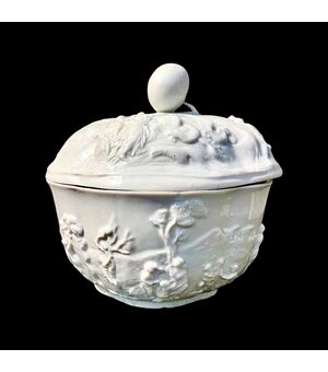 Zuccheriera in porcellana,decoro a ‘bassorilievo istoriato’Manifattura di Ginori Doccia.