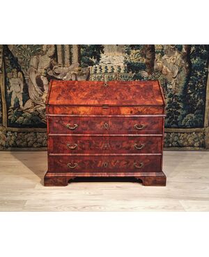 Chest of drawers with flap, veneered in briar walnut, Emilia, early 18th century     
