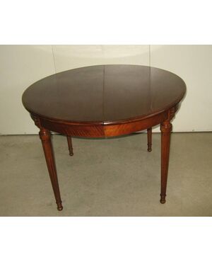 Tavolo ovale in noce antico, allungabile. Fine del 1800.    