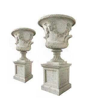 Coppia di grandi vasi da giardino in marmo bianco.