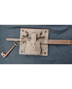 Grande serratura di portone in ferro forgiato completa e funzionante XVIII secolo 