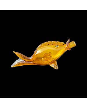 Bottiglia in vetro a forma di pesce color ambra.Manifattura Toso.Murano.