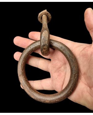 Grande anello in ferro forgiato XVIII secolo 