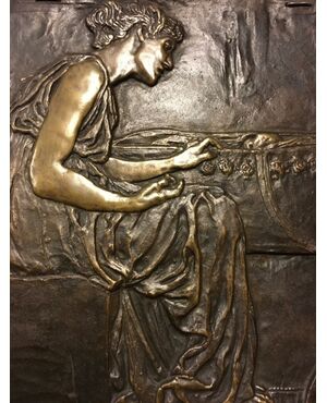 La culla è una scultura in bronzo, realizzata nel 1906 dall'artista Leonardo Bistolfi.  (Misure: 42 cm x 39 cm). 