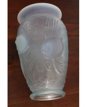 Antico vaso  liberty/ art deco in vetro opalino iridescente  anni 30 . Splendido. Altezza cm 23 