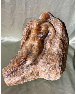 “Nudo di Donna” . Scultura in pietra d’ onice alabastro egiziano