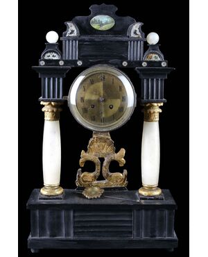 Orologio italiano del 1800 in legno laccato nero e alabastro