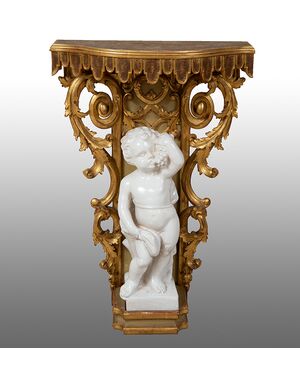 Consolle antica Romana in legno dorato e intagliato con al centro un putto in porcellana.Periodo inizio XX secolo.
