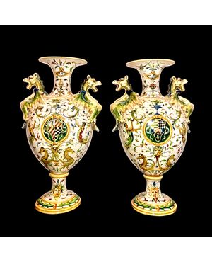 Coppia di vasi in maiolica con manici a forma di draghi,decorati a raffaellesche e stemmi nobiliari.Manifattura Minghetti,Bologna.