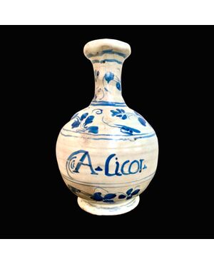 Bottiglia in maiolica con decoro a motivi vegetali stilizzati e scritta epigrafe.Manifattura di Savona o Albisola.