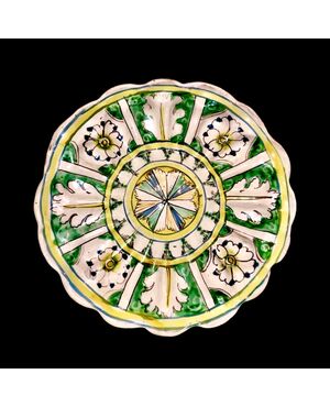 Crespina in maiolica baccellata decorata a motivi vegetali e geometrici.Manifattura di San Quirico d’Orcia (Siena) 
