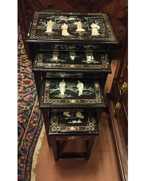 Set di quattro tavolini cinesi antichi del XIX secolo laccati con intarsi in madre perla e pietre di giada.